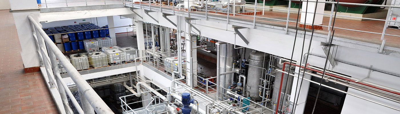 Eine industrielle Anlage mit Rohren, Tanks und Maschinen.